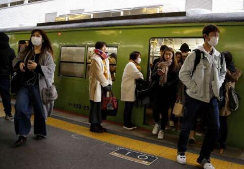 日本地铁还是有人不戴口罩