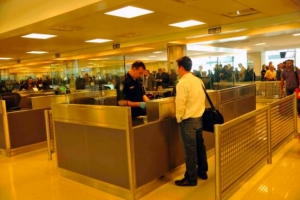  赴美入境新规落地 所有人都被严查 你该注意啥？