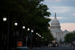 美国将暂停部分非移民工作签证，谁是真正的受害者？