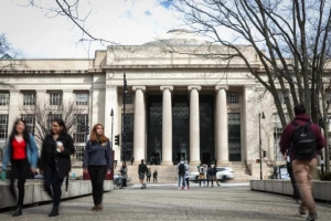 突发！留学生如果在美国只上网课会被遣返，移民局新禁令留学生炸了